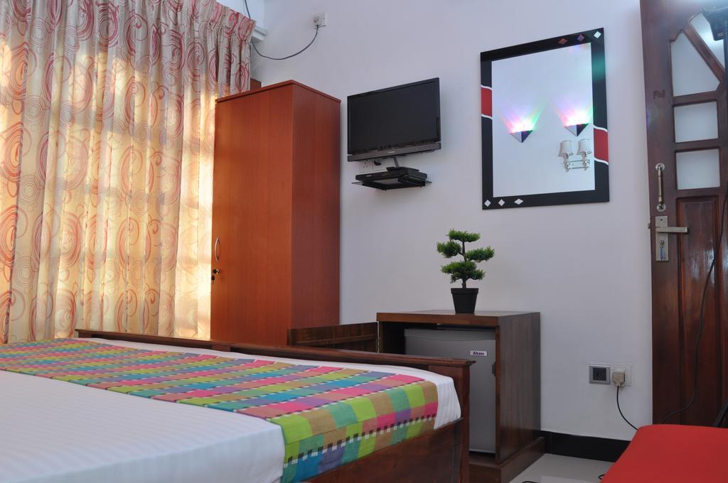 Guest Ryan Hotel Katunayaka Room photo