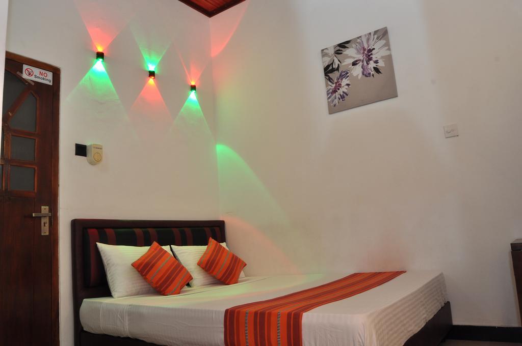 Guest Ryan Hotel Katunayaka Room photo